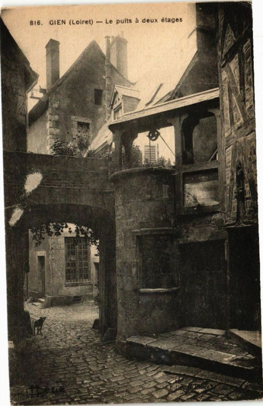 Carte postale ancienne Gien - Le puits a deux etages à Gien