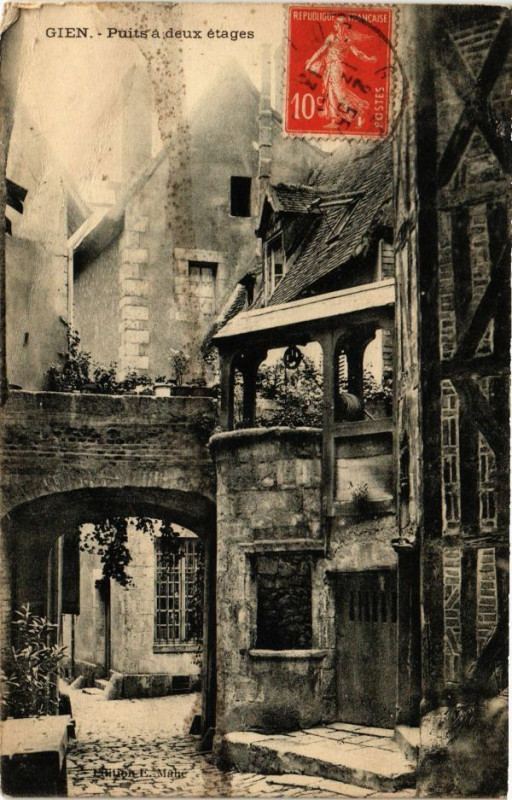 Carte postale ancienne Gien - Le puits a deux etages à Gien