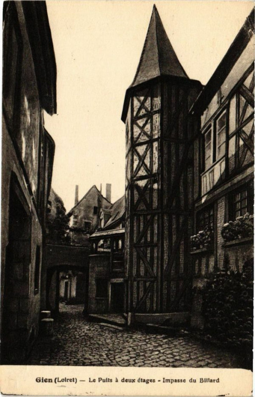 Carte postale ancienne Gien - Le puits a deux etages à Gien