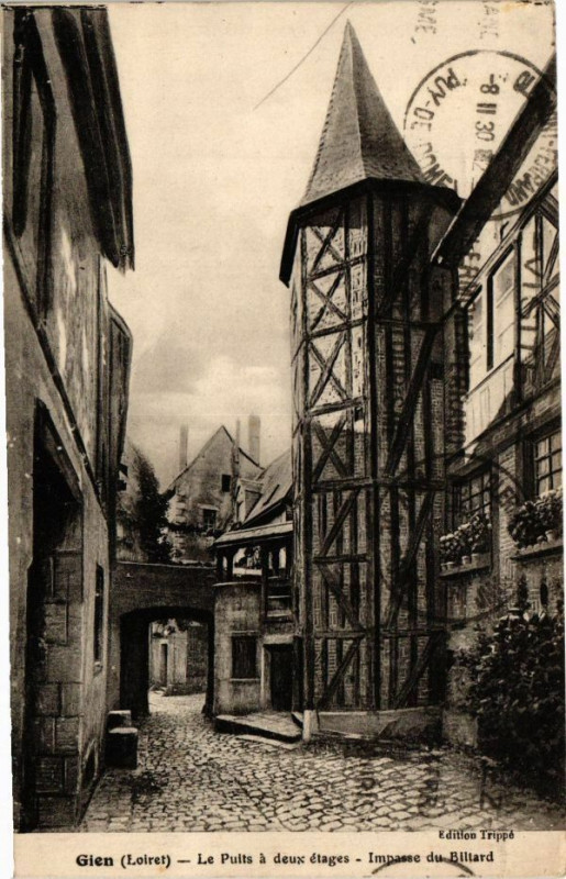 Carte postale ancienne Gien - Le puits a deux etages à Gien
