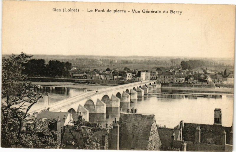Carte postale ancienne Gien - Le Pont de pierre à Gien