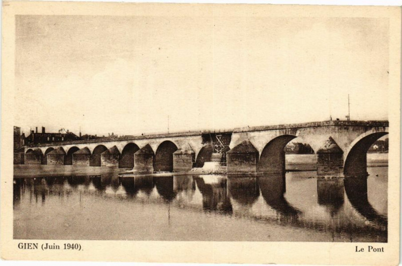 Carte postale ancienne Gien - Le Pont à Gien