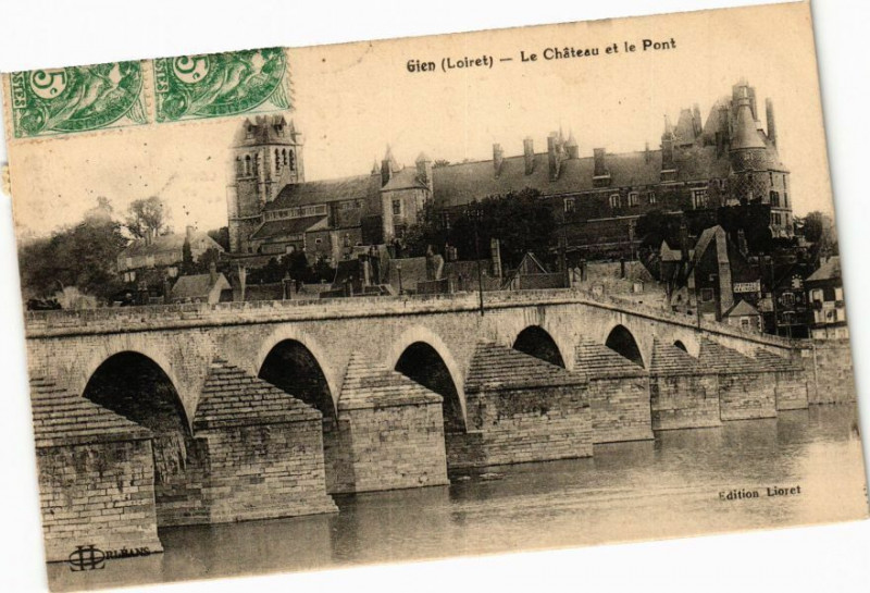 Carte postale ancienne Gien - Le Chateau et le Pont à Gien