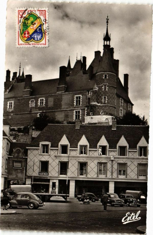 Carte postale ancienne Gien - Le Chateau et la Place à Gien