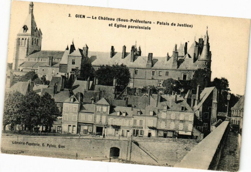 Carte postale ancienne Gien - Le Chateau à Gien