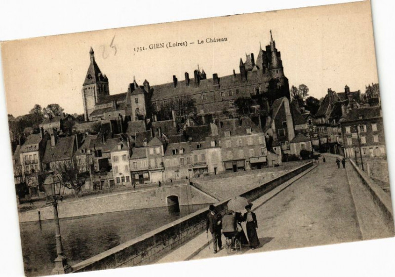 Carte postale ancienne Gien - Le Chateau à Gien