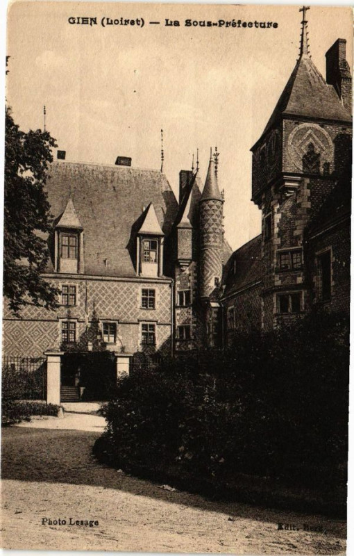 Carte postale ancienne Gien - La Sous-Prefecture à Gien