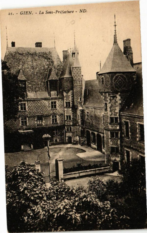 Carte postale ancienne Gien - La Sous-Prefecture à Gien