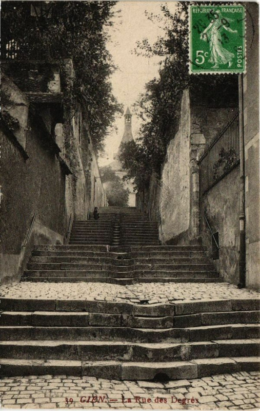 Carte postale ancienne Gien - La rue des Degres à Gien