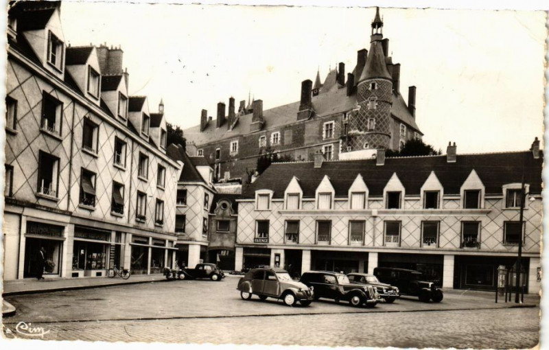 Carte postale ancienne Gien - La Place à Gien