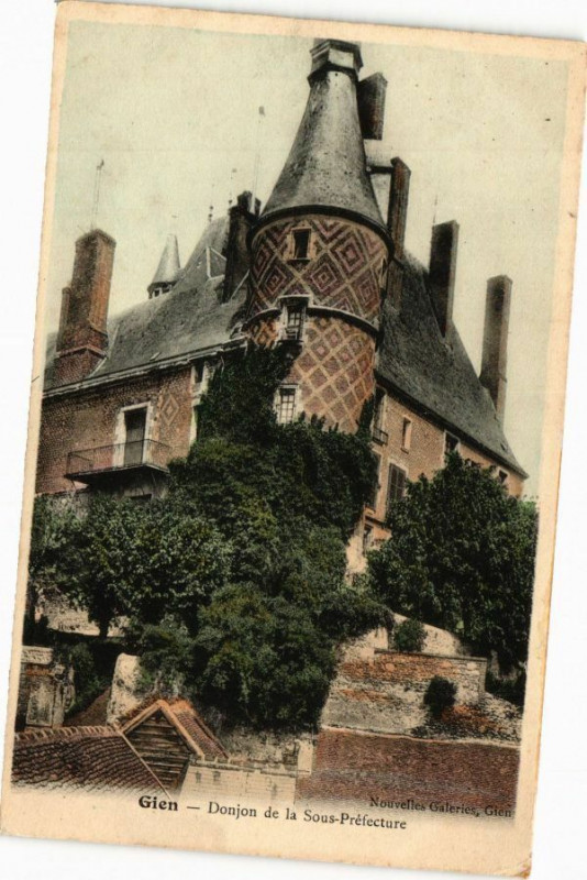Carte postale ancienne Gien - Donjon de la Sous-Prefecture à Gien