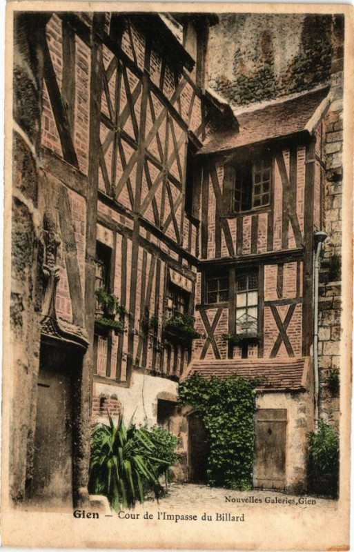 Carte postale ancienne Gien - Cour de l'Impasse du Billard à Gien