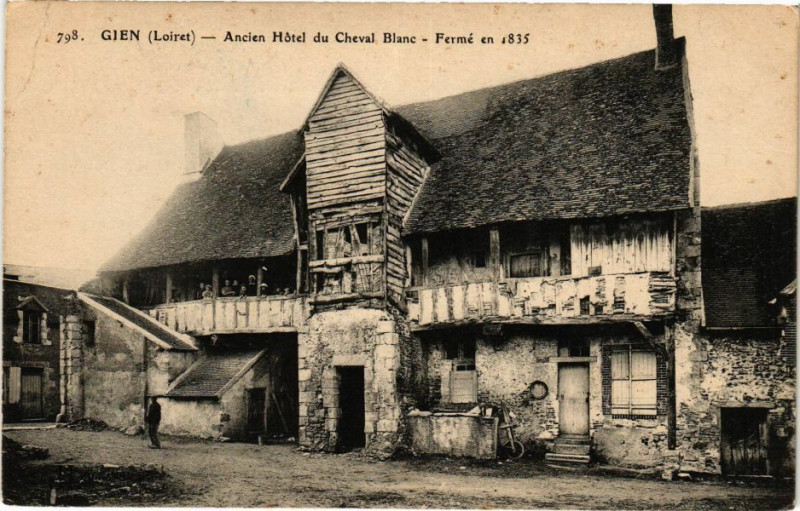 Carte postale ancienne Gien - Ancien Hotel du Cheval Blanc à Gien