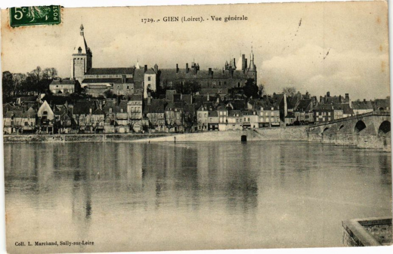 Carte postale ancienne Gien - Vue générale à Gien