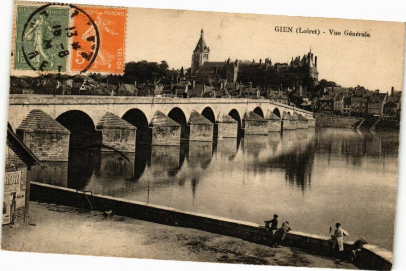 Carte postale ancienne Gien - Vue générale à Gien