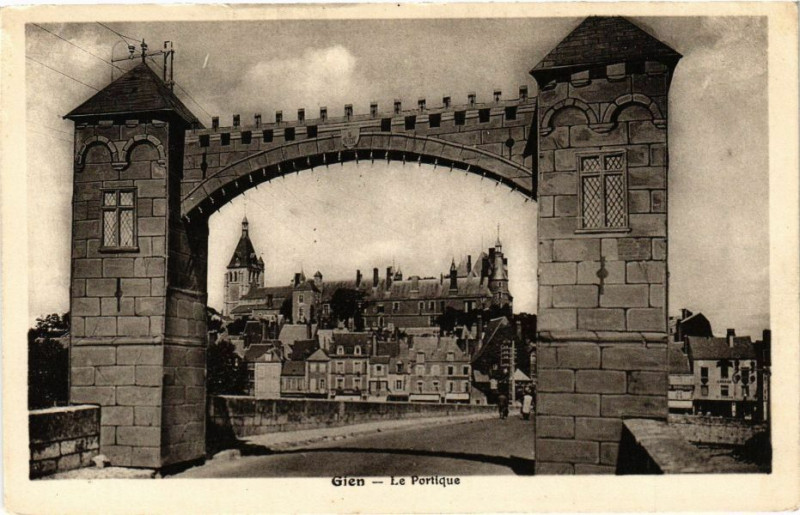 Carte postale ancienne Gien - Le Portique à Gien