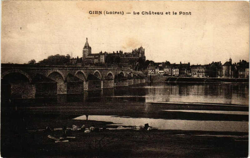 Carte postale ancienne Gien - Le Chateau et le Pont à Gien