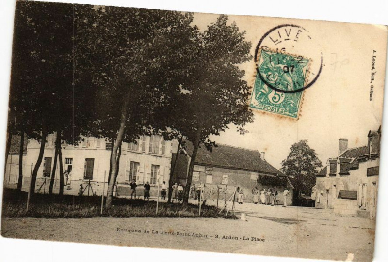 Carte postale ancienne Env. de la Ferte-St-Aubin - Ardon - La Place à Ardon