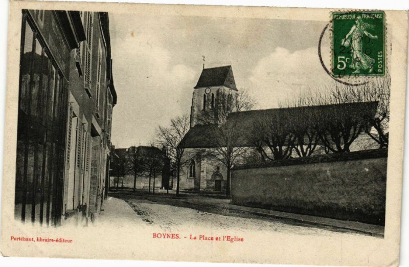 Carte postale ancienne Boynes - La Place et l'Eglise à Boynes