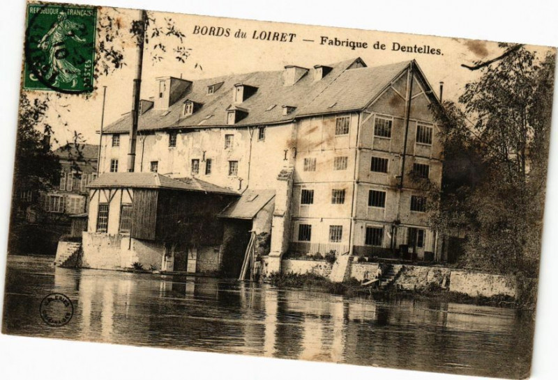 Carte postale ancienne Bords du Loiret - Fabrique de Dentelles
