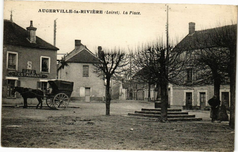 Carte postale ancienne Augerville-la-Riviere - La Place à Augerville-la-Rivière