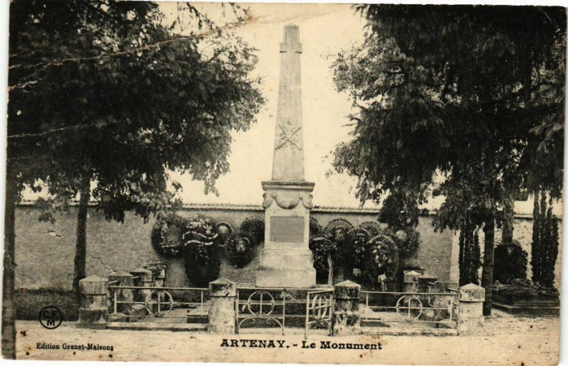 Carte postale ancienne Artenay - Le Monument à Artenay