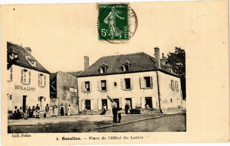 Carte postale ancienne Beaulieu - Place de l'Hotel du Loiret