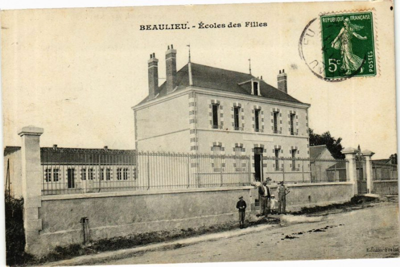 Carte postale ancienne Beaulieu - Ecoles des Filles
