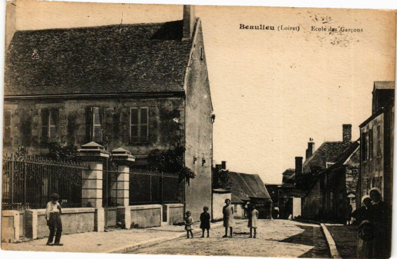 Carte postale ancienne Beaulieu - Ecole des Garcons