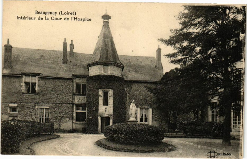 Carte postale ancienne Beaugency - Interieur de la Cour à Beaugency