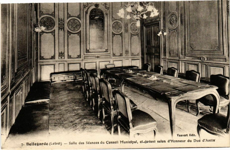 Carte postale ancienne Bellegarde - Salle des Seances à Bellegarde