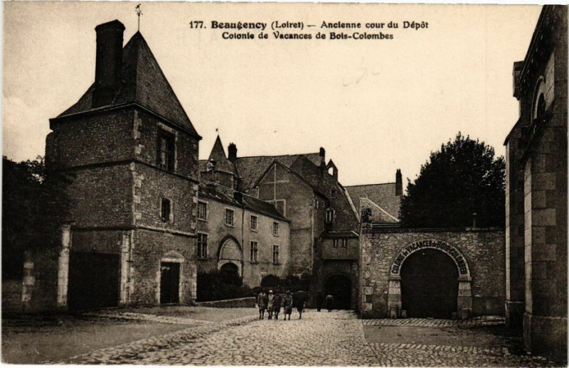 Carte postale ancienne Beaugency - Ancienne Cour du Depot à Beaugency