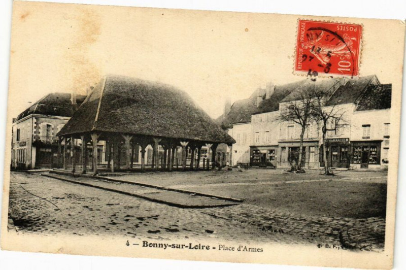 Carte postale ancienne Bonny-sur-Loire - Place d'Armes à Bonny-sur-Loire