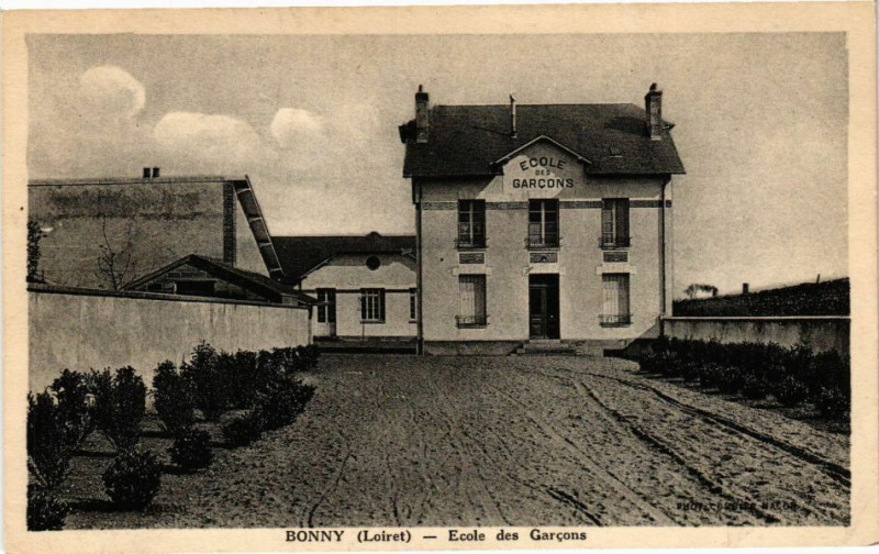 Carte postale ancienne Bonny - Ecole des Garcons
