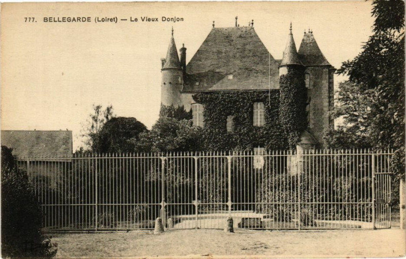 Carte postale ancienne Bellegarde - Le Vieux Donjon à Bellegarde