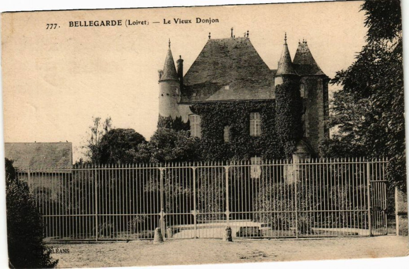 Carte postale ancienne Bellegarde - Le vieux Donjon à Bellegarde