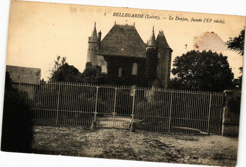 Carte postale ancienne Bellegarde - Le Donjon à Bellegarde