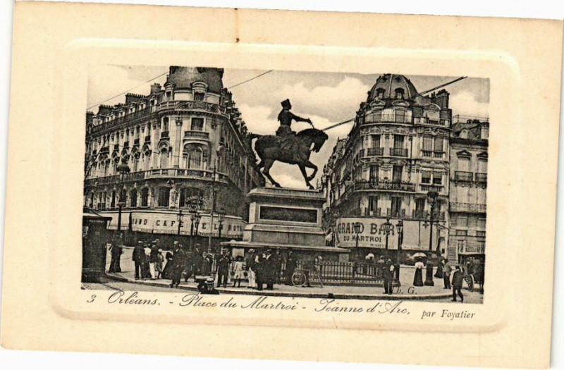 Carte postale ancienne Orleans - Place da Martroi Jeanne d'Arc à Orléans