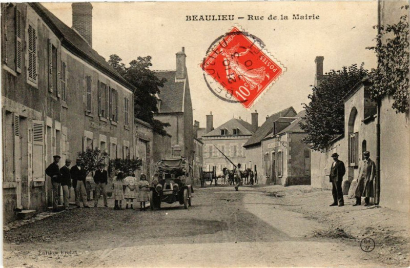 Carte postale ancienne Beaulieu - Rue de la Mairie