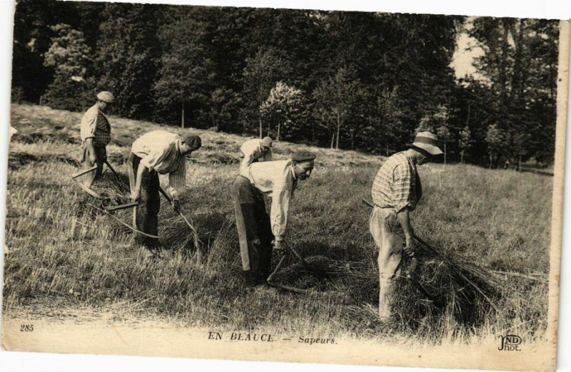 Carte postale ancienne En Beauce - Sapeurs