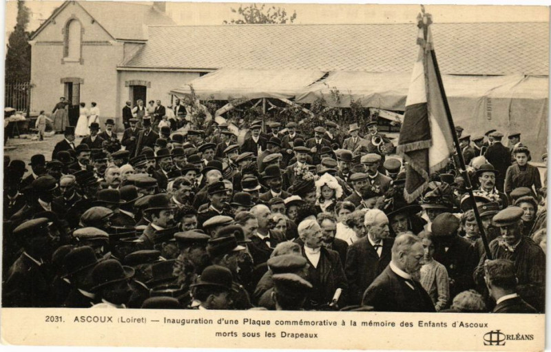 Carte postale ancienne Ascoux - Inaug du Monument aux Morts à Ascoux