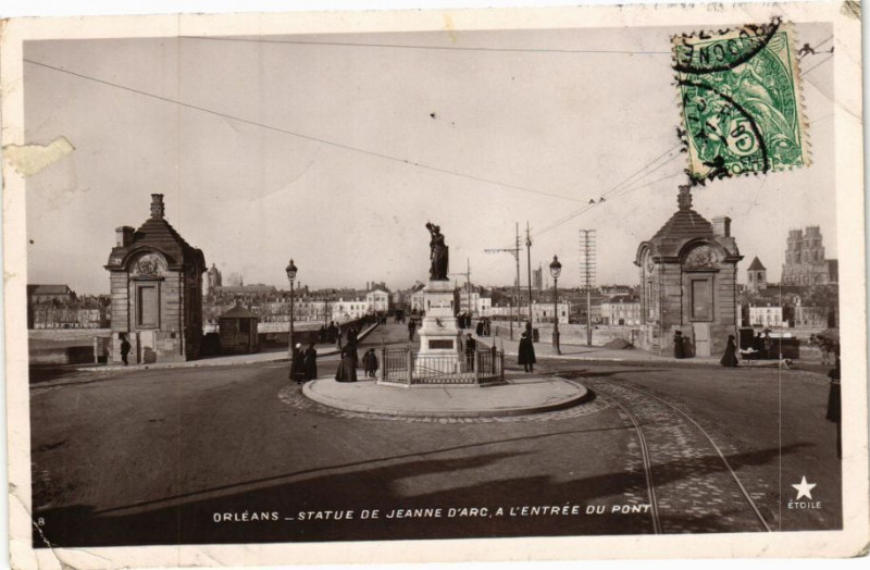 Carte postale ancienne Orleans - Statue de Jeanne d'Arc a l'Entrée du Pont à Orléans