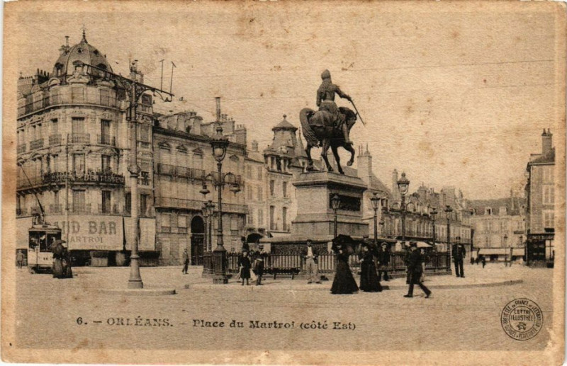 Carte postale ancienne Orleans - La Place du Martroi à Orléans