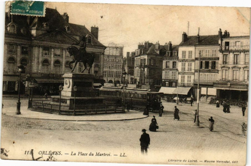 Carte postale ancienne Orleans - La Place du Martroi à Orléans