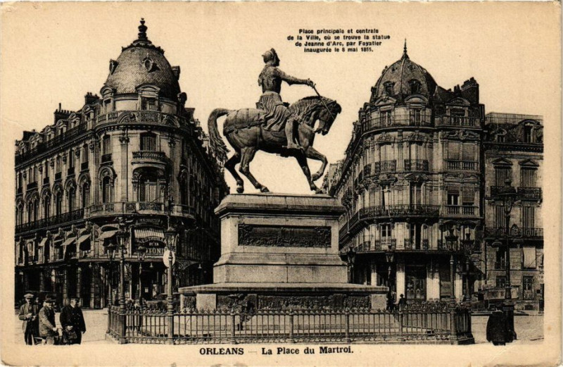 Carte postale ancienne Orleans - La Place du Martroi à Orléans