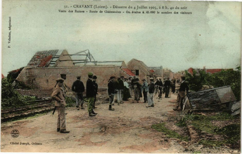 Carte postale ancienne Cravant - Désastre visite des ruines à Cravant