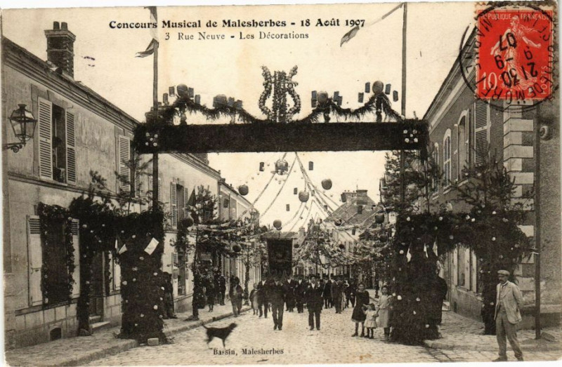 Carte postale ancienne Distribution des Recompenses - Rue Neuve - les Decorations