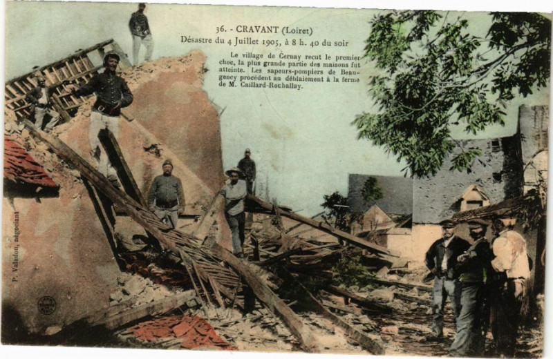 Carte postale ancienne Cravant - Désastre visite des ruines à Cravant