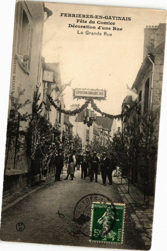 Carte postale ancienne Ferrieres-En-Gatinais - Fete du Comice la Grande rue à Ferrières-en-Gâtinais