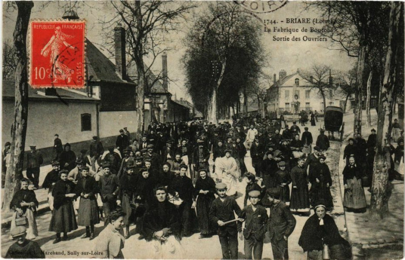 Carte postale ancienne Briare - La Fabrique de Boutons - sortie des ouvriers à Briare